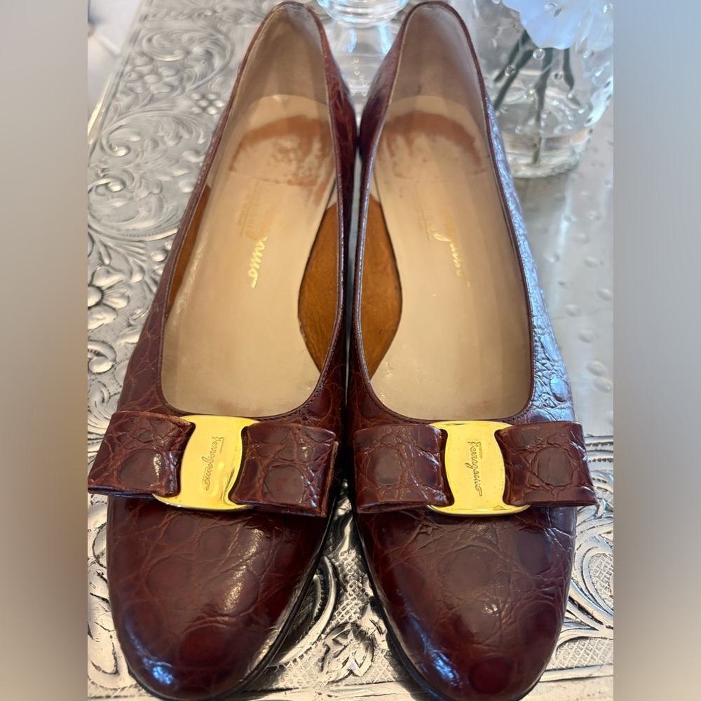 Salvatore Ferragamo Vara Croc-Embossed leather Bow Flats with Gold Plaque - Picture 2 of 11